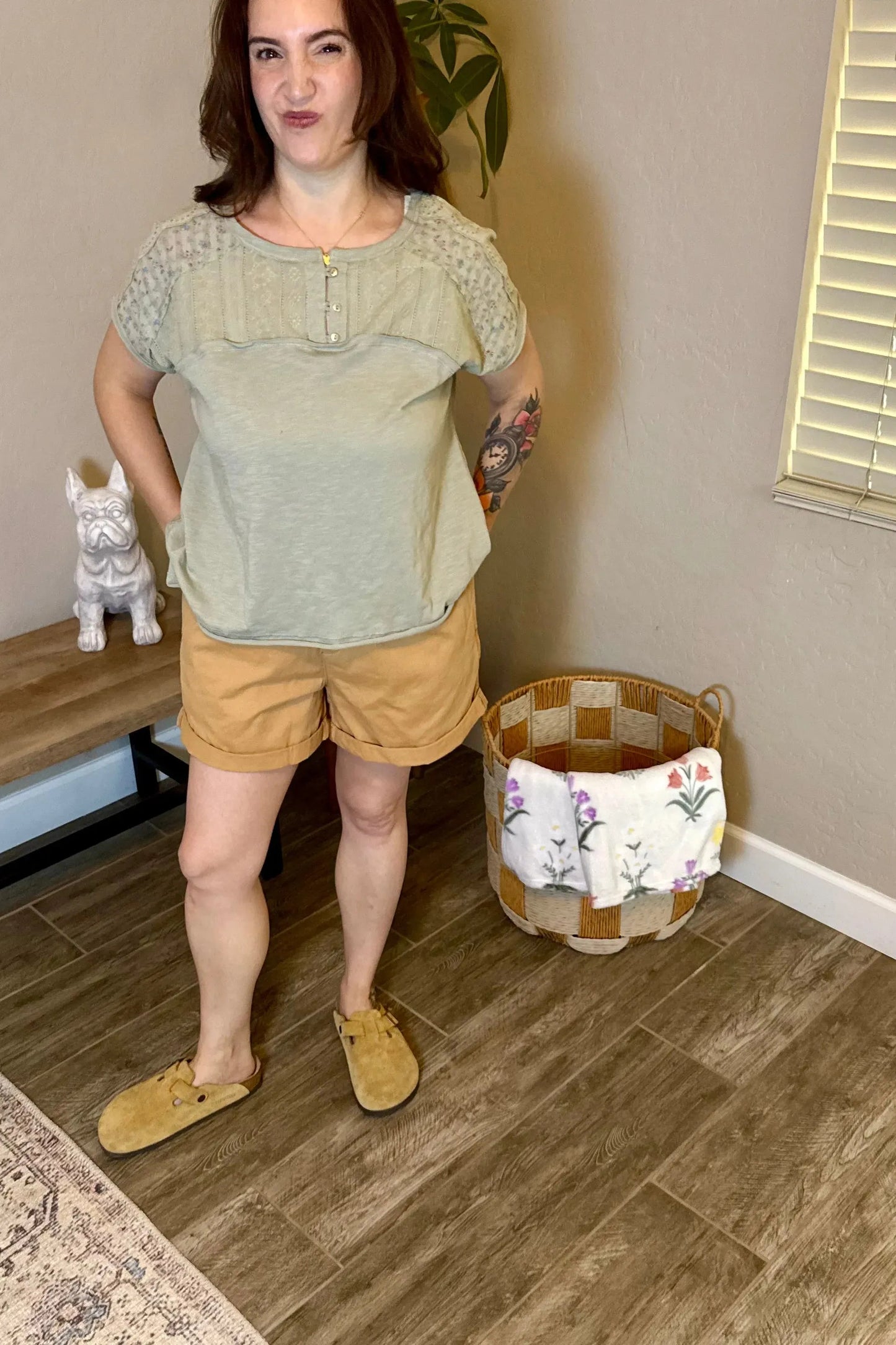 Casey Cotton Pleated Shorts in Khaki